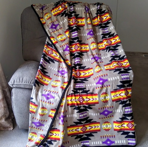 Nu Trendz Other - Twin/Full Size Fleece Blanket Tan Navajo Print